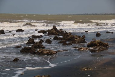 Sahilde kayaların oluşumu