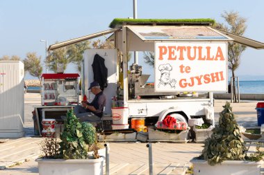 Durres, Arnavutluk - 13 Nisan 2024 - Gezinti güvertesi boyunca yol kenarındaki 