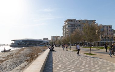 Durres, Arnavutluk - 13 Nisan 2024 - Durres 'te yürüyüş yapan bazı insanların manzarası.