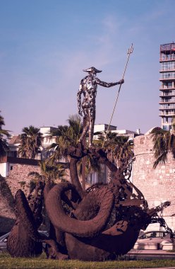 Durres, Arnavutluk, 13 Nisan 2024. Metal bir heykel ya da insan figürünün bir deniz yaratığının dokunaçlarının üzerinde mızrak taşıdığı sanatsal bir yapı..