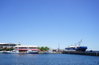 Limanın güzel bir görüntüsü ve güneşli bir günde bulutlu mavi gökyüzü.