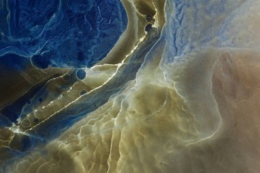 Alkol mürekkebi soyut renkli arka plan. Suda akrilik boya dalgaları var. Koyu mermer dokusu. Baskı kalıbı. Parlak lekeler ve sıçramalar.