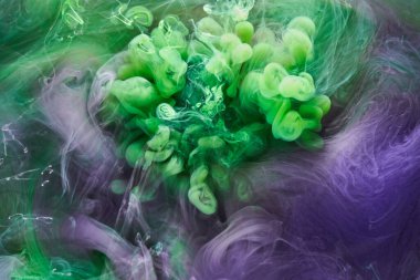 Yeşil mor duman soyut arka plan, su altında akrilik boya patlaması