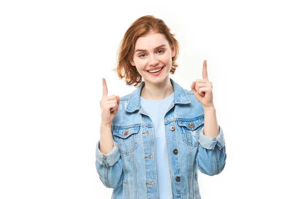 Retrato Ruiva Positiva Jovem Mulher Jeans Casuais Sorrindo Apontando Com — Fotografia de Stock
