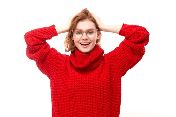 Retrato Menina Ruiva Positiva Camisola Natal Vermelho Emocionalmente Alegra Sente — Fotografia de Stock