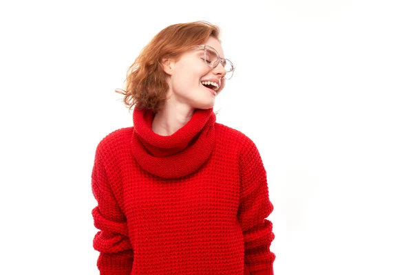 Portré Pozitív Vörös Hajú Lány Piros Karácsonyi Pulóver Érzelmileg Örül — Stock Fotó