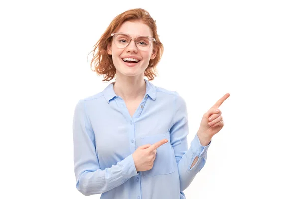 Portret Pozytywnej Rudej Młodej Kobiety Koszuli Biznesowej Uśmiechem Wskazującym Palcem — Zdjęcie stockowe