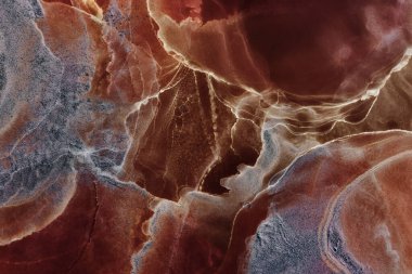 Alkol mürekkebi soyut kırmızı arka plan. Suda akrilik boya var. Mermer dokusu. Yazdırma deseni