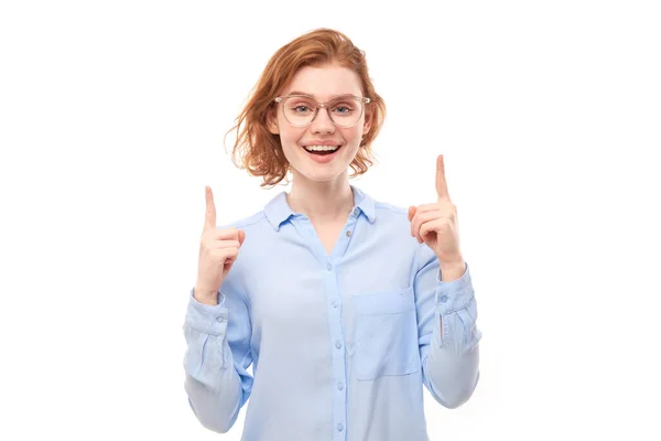 Retrato Uma Jovem Ruiva Positiva Uma Camisa Negócios Sorrindo Apontando — Fotografia de Stock