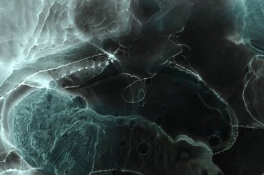 Alkol mürekkebi soyut koyu arkaplan. Suda siyah akrilik boya. Mermer dokusu. Yazdırma deseni