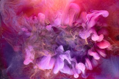 Pembe mürekkebin karşıtlığı soyut bir arka plan. Parfüm, nargile ve kozmetik ürünleri için akrilik boya arka planı. Gizemli duman bulutları, renkli sis