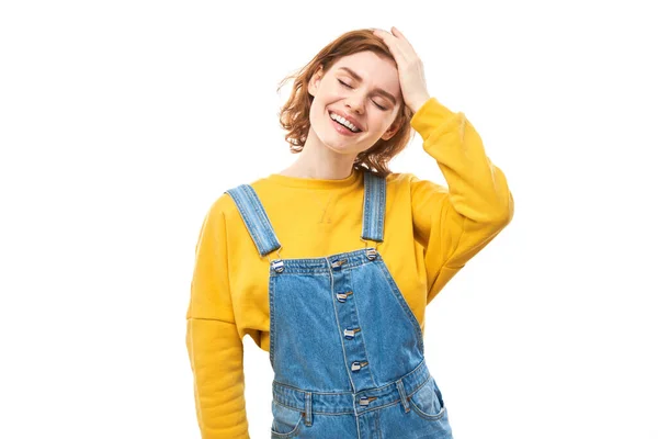 Portrét Pozitivní Zrzka Dívka Ležérní Džíny Emocionálně Raduje Cítí Šťastný — Stock fotografie