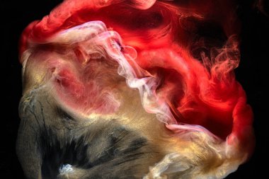 Kırmızı mürekkebin karşıtlığı soyut arkaplan. Parfüm, nargile ve kozmetik ürünleri için çok renkli akrilik boya arka planı. Gizemli duman bulutları, renkli sis