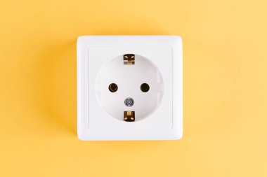 Sarı arka planda beyaz soket izole edilmiş. Elektrik aydınlatma kavramı