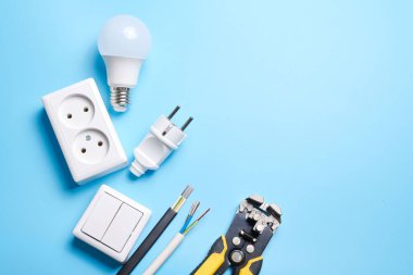 Loş düğmeli elektrik ışığı ayarlandı, kontrol edilebilir ışıklandırma. Enerji tasarrufu kavramı, mavi arkaplanda izole edilmiş elektrik gücünü değiştirmek için tasarlanmış aygıt