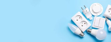 Loş düğmeli elektrik ışığı ayarlandı, kontrol edilebilir ışıklandırma. Enerji tasarrufu kavramı, mavi arkaplanda izole edilmiş elektrik gücünü değiştirmek için tasarlanmış aygıt