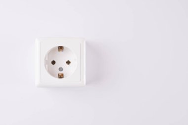 Beyaz arka planda izole edilmiş beyaz soket. Elektrik aydınlatma kavramı