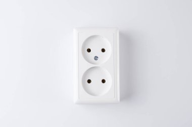 Beyaz arka planda beyaz çift prizli. Elektrik aydınlatma kavramı