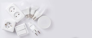 Loş düğmeli elektrik ışığı ayarlandı, kontrol edilebilir ışıklandırma. Enerji tasarrufu kavramı, beyaz arkaplanda izole edilmiş elektrik gücünü değiştirmek için tasarlanmış aygıt