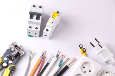 Elektrik araçları, kontrol edilebilir ışıklandırma ile beyaz arkaplanda izole edilmiş loş anahtar ile ayarlandı. Enerji konsepti, inşa ve yenileme tasarruf ediliyor
