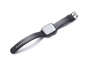 Dokunmatik ekranlı kablosuz elektronik akıllı saat beyaz arka planda izole edilmiş. Bluetooth bileklik, siyah bant fitness izleyici