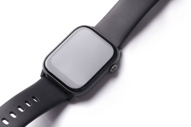 Dokunmatik ekranlı kablosuz elektronik akıllı saat beyaz arka planda izole edilmiş. Bluetooth bileklik, siyah bant fitness izleyici