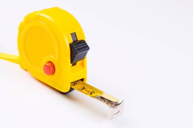 Sarı marangoz, beyaz arka planda santimetre izole edilmiş şerit ölçer. Yapı aracı.