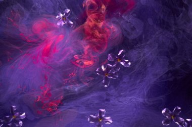 Soyut mor arka planda çiçekler ve suda boyalar. Parfüm ve kozmetik ürünleri için fon