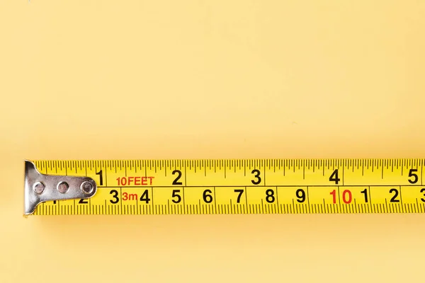 Gele Timmerman Meetlint Met Centimeters Geïsoleerd Gele Achtergrond Bouwgereedschap — Stockfoto