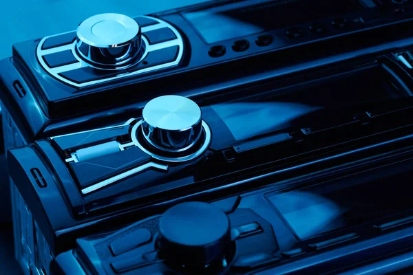 Czarny Magnetofon Samochodowy Zbliżenie Czarnym Tle System Audio Panel Sterowania — Zdjęcie stockowe