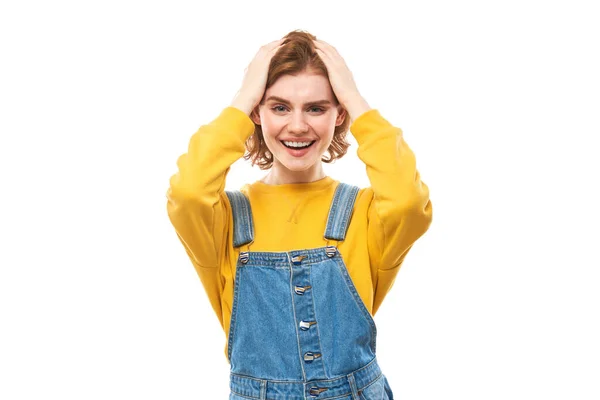 Retrato Chica Pelirroja Positiva Jeans Casuales Emocionalmente Regocija Siente Feliz — Foto de Stock