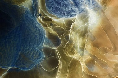 Alkol mürekkebi soyut renkli arka plan. Suda akrilik boya dalgaları var. Koyu mermer dokusu. Baskı kalıbı. Parlak lekeler ve sıçramalar.