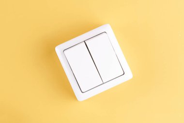 Sarı arka planda beyaz çift lamba düğmesi izole edilmiş. Açık / Kapalı