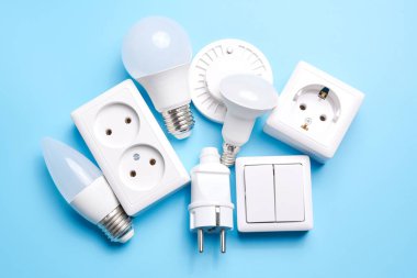 Loş düğmeli elektrik ışığı ayarlandı, kontrol edilebilir ışıklandırma. Enerji tasarrufu kavramı, mavi arkaplanda izole edilmiş elektrik gücünü değiştirmek için tasarlanmış aygıt