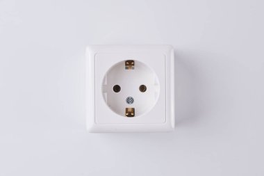 Beyaz arka planda izole edilmiş beyaz soket. Elektrik aydınlatma kavramı