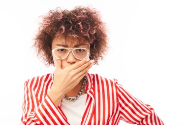 İğrenç kokudan kaçınmak için burnunu tutan kıvırcık, parmaklarıyla burnunu ve ağzını sıkan ve beyaz arka planda nefesini tutan genç bir kadın.