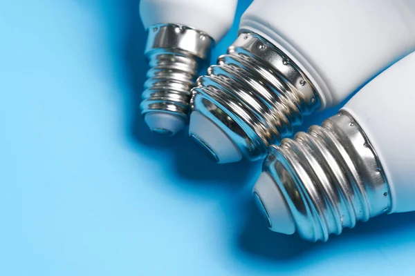 Différents Types Ampoules Isolées Sur Fond Bleu — Photo