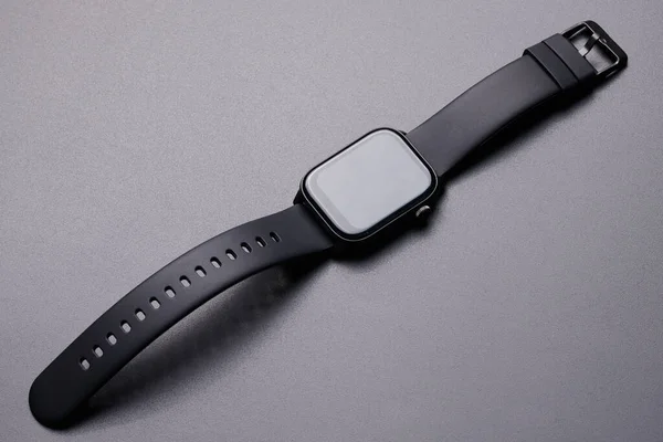 Bezprzewodowy Elektroniczny Zegarek Inteligentny Zbliżeniem Ekranu Dotykowego Izolowany Czarnym Tle — Zdjęcie stockowe