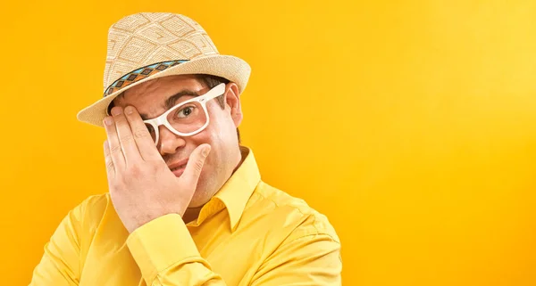 Man Hat Glasses Peeping Fingers Covering Eyes Palms Isolated Yellow — Stock Photo, Image