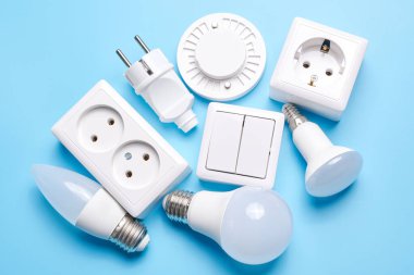 Loş düğmeli elektrik ışığı ayarlandı, kontrol edilebilir ışıklandırma. Enerji tasarrufu kavramı, mavi arkaplanda izole edilmiş elektrik gücünü değiştirmek için tasarlanmış aygıt