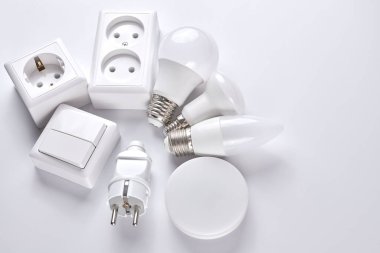 Loş düğmeli elektrik ışığı ayarlandı, kontrol edilebilir ışıklandırma. Enerji tasarrufu kavramı, beyaz arkaplanda izole edilmiş elektrik gücünü değiştirmek için tasarlanmış aygıt