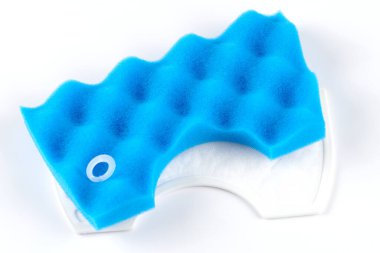 Beyaz arkaplanda izole edilmiş elektrik süpürgesi için yeni temiz toz hava filtreleri