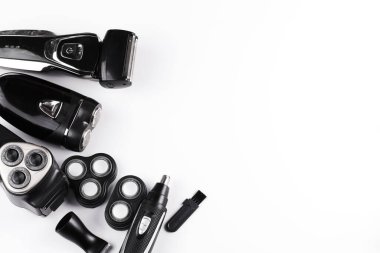 Beyaz arka planda izole edilmiş farklı erkek elektrikli tıraş makineleri.