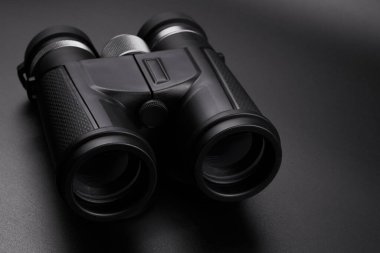 Siyah arkaplanda izole edilmiş yeni dürbünler. Düz yatış, üst görünüm