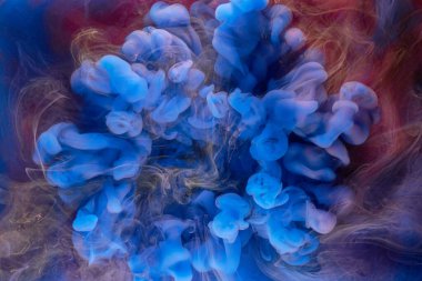 Mavi kırmızı mürekkep soyut arka plan. Parfüm, nargile ve kozmetik ürünleri için akrilik boya arka planı. Gizemli duman bulutları, renkli sis