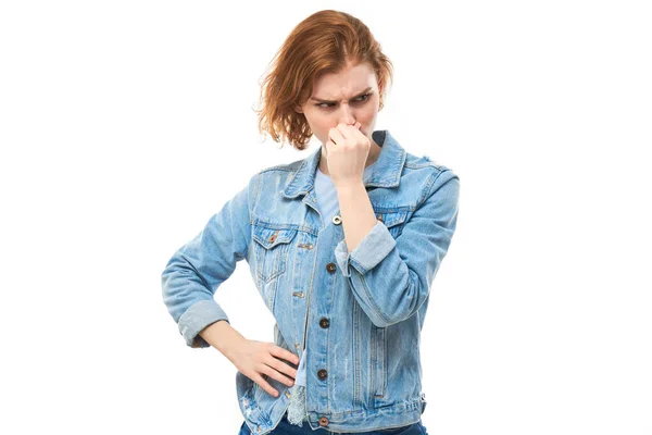 Rudowłosa Młoda Kobieta Trzyma Nos Aby Uniknąć Wstrętnego Zapachu Szczypie — Zdjęcie stockowe
