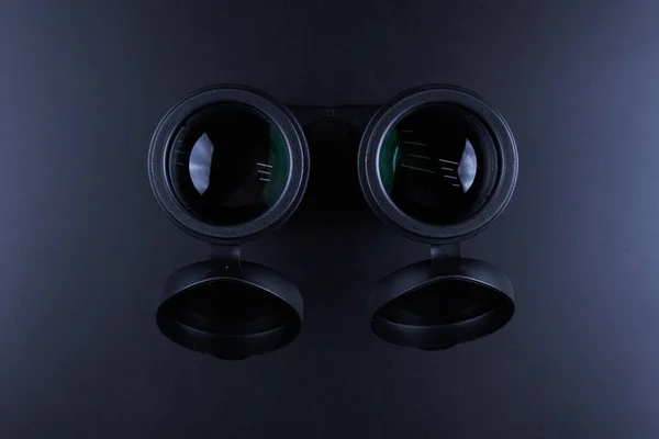 Nuevos Binoculares Aislados Sobre Fondo Negro Piso Tendido Vista Superior — Foto de Stock