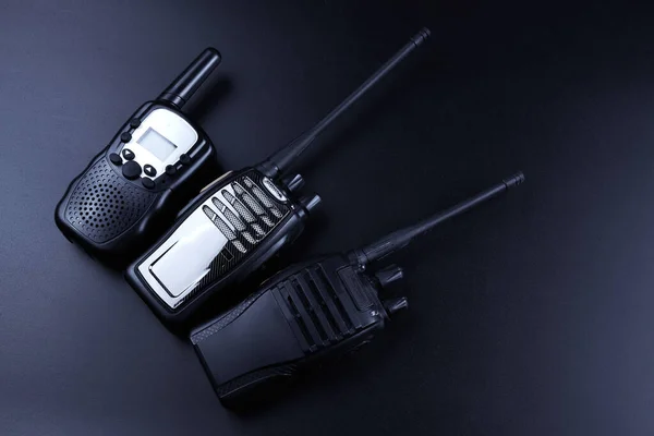 黑色矩形便携式设备 天线隔离在黑色背景上 无线电收发报机 用于通信 收音机 对讲机 — 图库照片