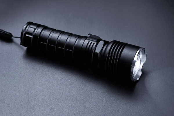 一套黑色口袋战术手电筒 在黑色背景下隔离 — 图库照片