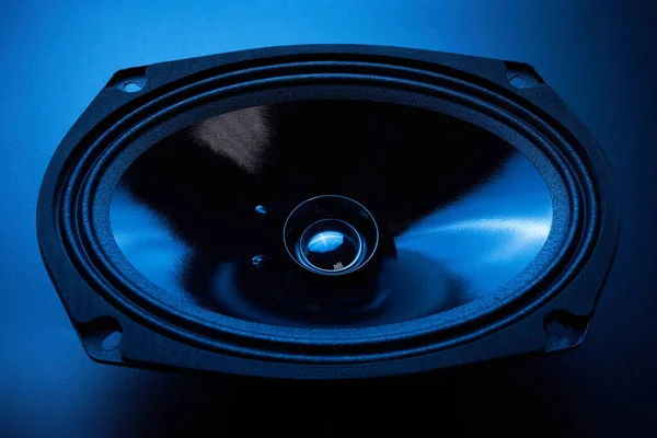 黒い車のサウンドスピーカー黒の背景にクローズアップ オーディオシステム ハードベースサブウーファー — ストック写真